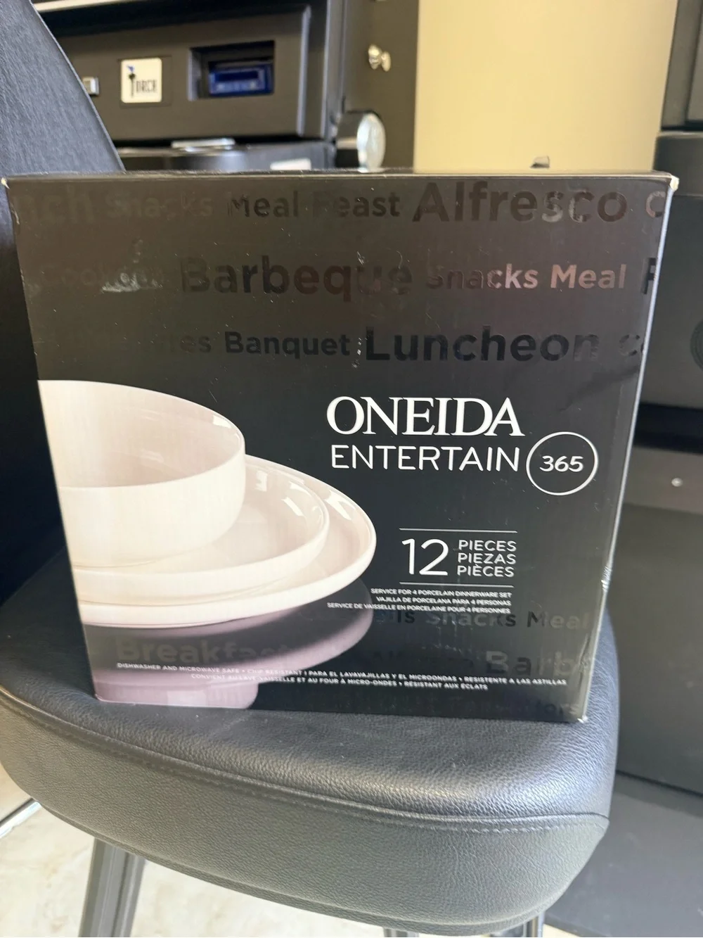 Oneida Entertain 365 White Porcelain 12-Piece Dinnerware Set